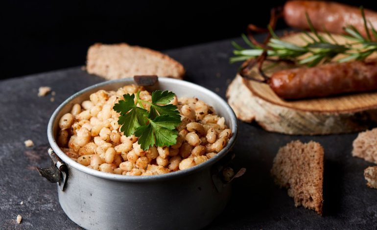 Mongetes con Butifarra: Un Clásico de la Cocina Catalana