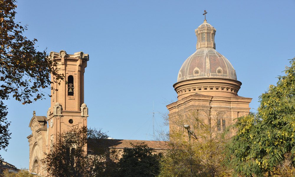 Centro Histórico de Sant Andreu de la Barca: Casco antiguo con iglesia románica y plazas.