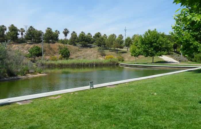 Parque de la Muntanyeta (Sant Joan Despí): Colina con miradores y jardines temáticos.