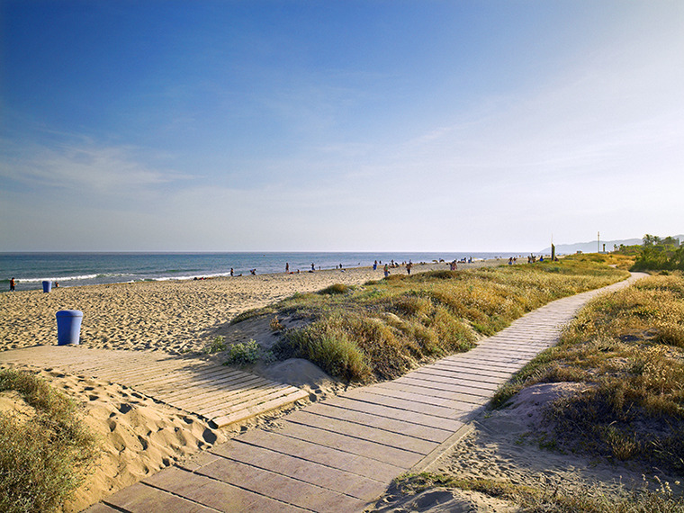 Playa de Gavà: Arena natural y paseos marítimos en un entorno menos masificado.
