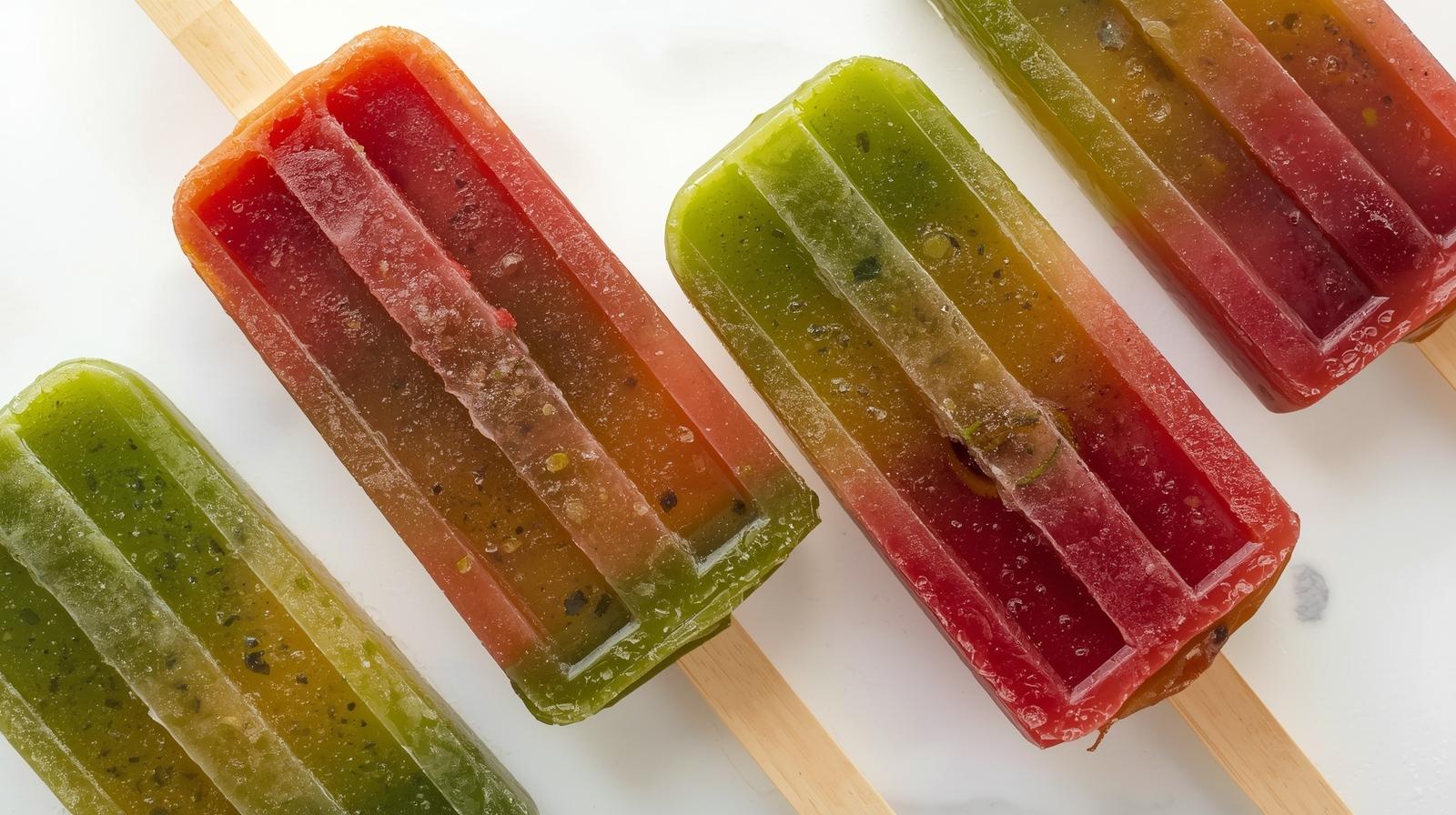 Polos de agua con espinacas y remolacha.